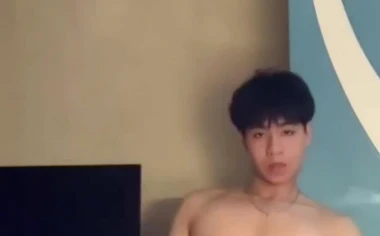 Nhóc hocsinh HN dâm đãng vừa đi học về là cởi đồ ra sục rồi tự liếm tinh luôn