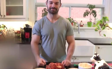 Muscular hottie Alexandre masturbates well after being naked