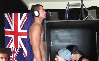 Everybody wants a taste in this oral threesome codacolours