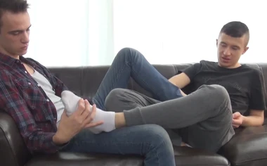 Twinks put their feet up on each others face and suck toes with lust